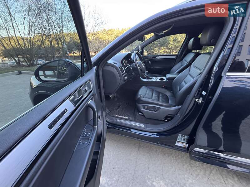 Внедорожник / Кроссовер Volkswagen Touareg 2015 в Львове
