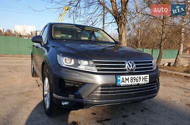 Позашляховик / Кросовер Volkswagen Touareg 2015 в Житомирі