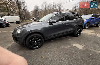 Внедорожник / Кроссовер Volkswagen Touareg 2013 в Киеве