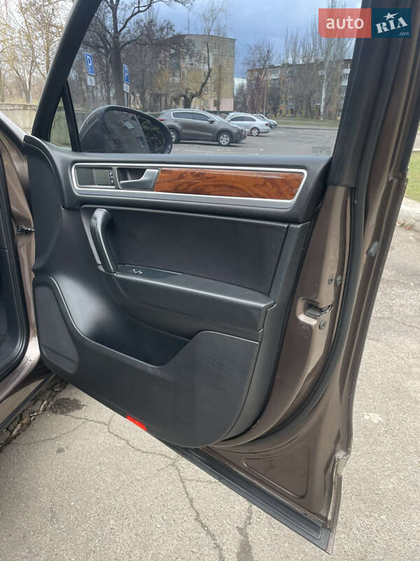 Внедорожник / Кроссовер Volkswagen Touareg 2010 в Кривом Роге