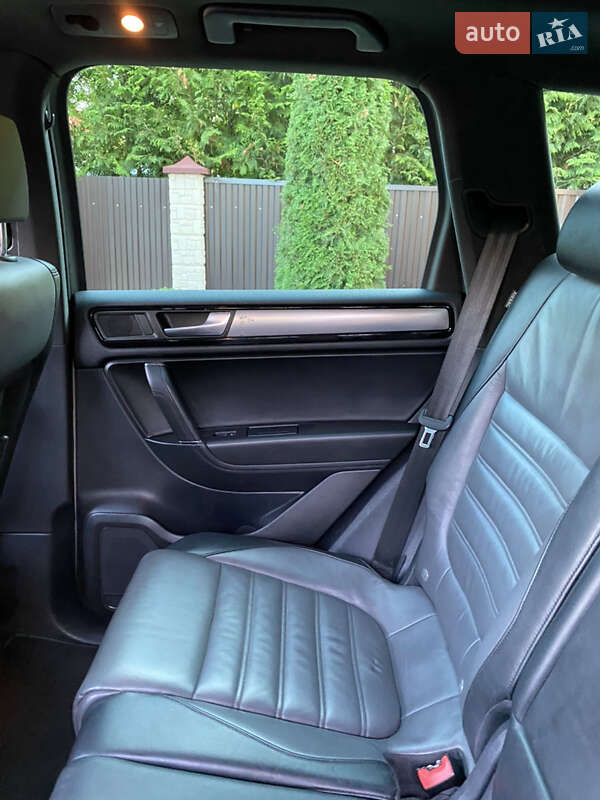 Внедорожник / Кроссовер Volkswagen Touareg 2012 в Черновцах