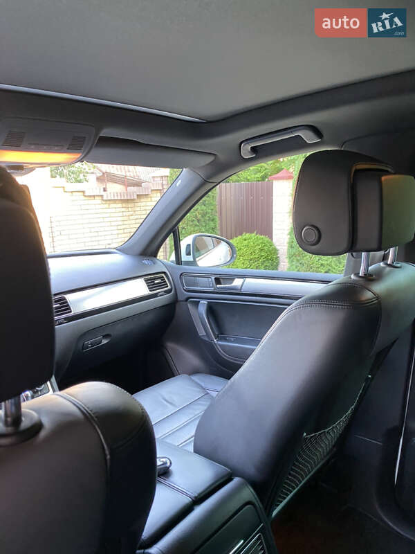 Внедорожник / Кроссовер Volkswagen Touareg 2012 в Черновцах