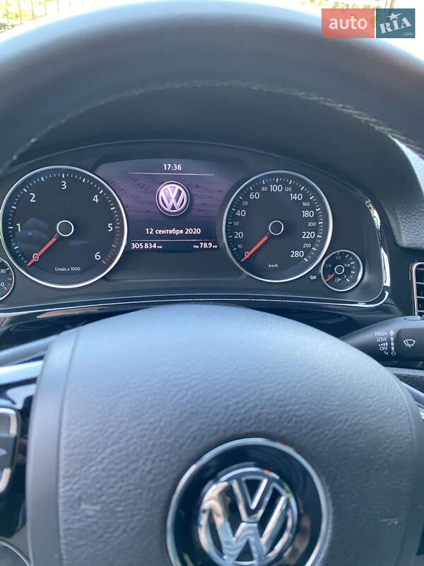 Внедорожник / Кроссовер Volkswagen Touareg 2012 в Черновцах