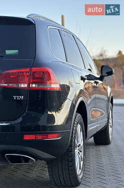 Внедорожник / Кроссовер Volkswagen Touareg 2012 в Владимире