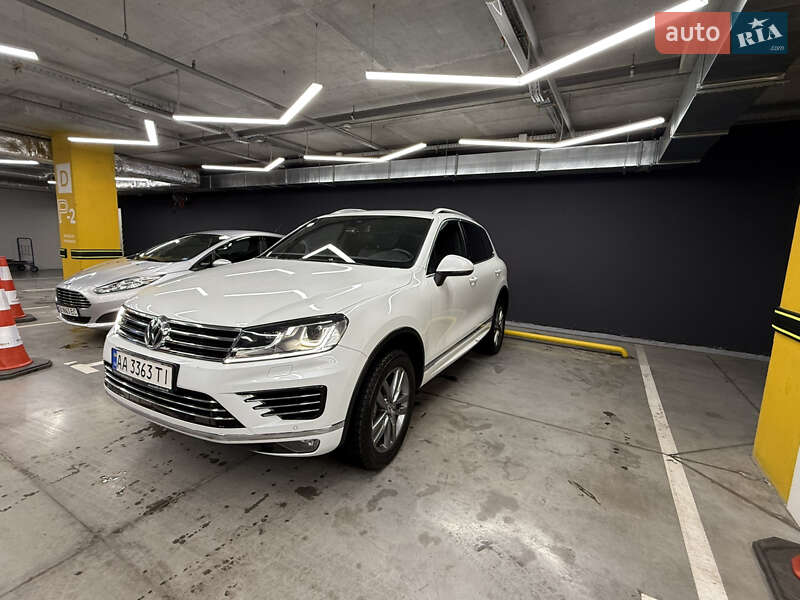 Позашляховик / Кросовер Volkswagen Touareg 2015 в Києві