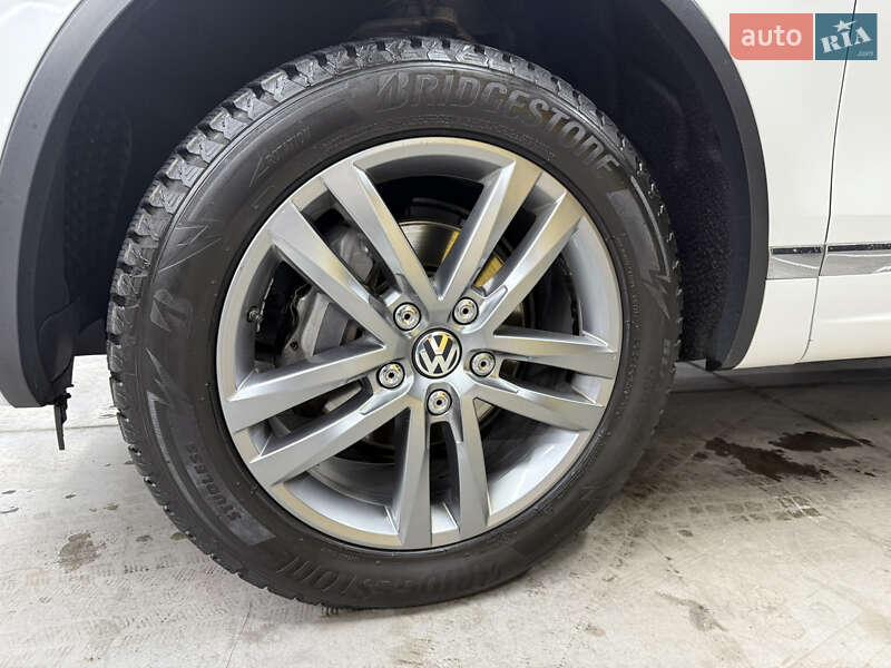 Позашляховик / Кросовер Volkswagen Touareg 2015 в Києві