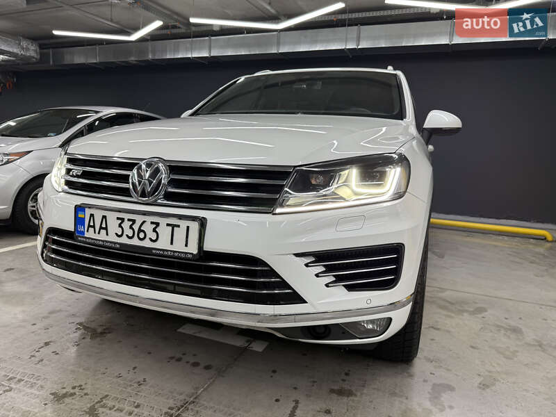 Позашляховик / Кросовер Volkswagen Touareg 2015 в Києві