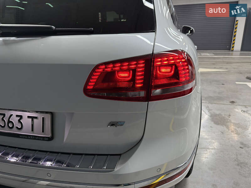 Позашляховик / Кросовер Volkswagen Touareg 2015 в Києві
