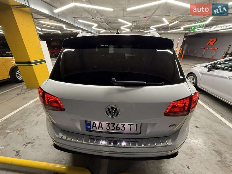 Позашляховик / Кросовер Volkswagen Touareg 2015 в Києві