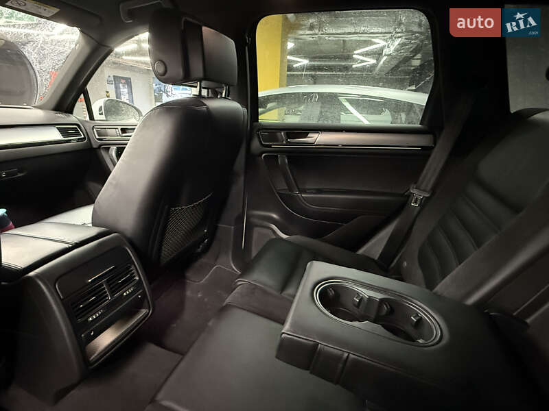 Позашляховик / Кросовер Volkswagen Touareg 2015 в Києві