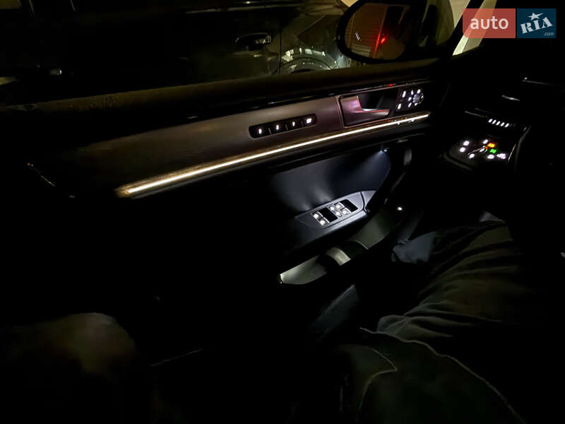 Позашляховик / Кросовер Volkswagen Touareg 2015 в Києві