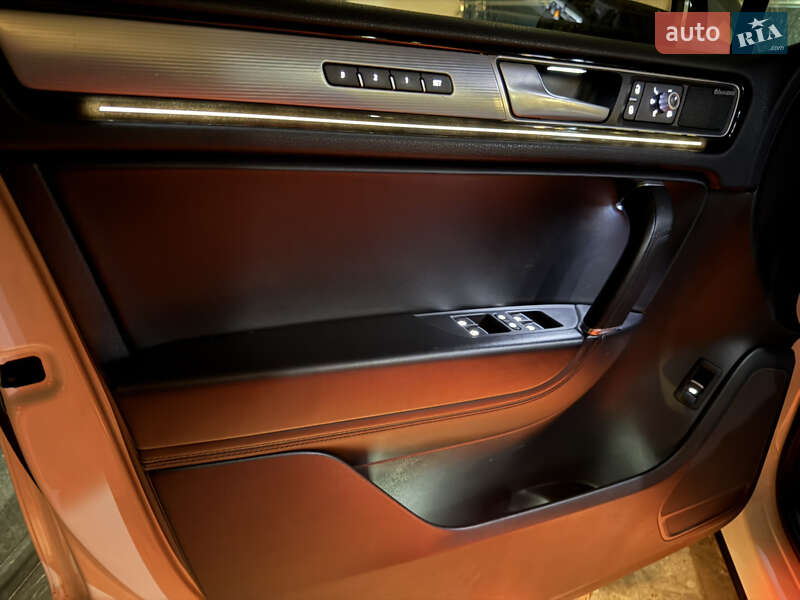 Позашляховик / Кросовер Volkswagen Touareg 2015 в Києві