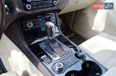Внедорожник / Кроссовер Volkswagen Touareg 2012 в 