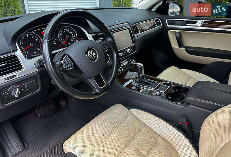 Внедорожник / Кроссовер Volkswagen Touareg 2016 в Киеве