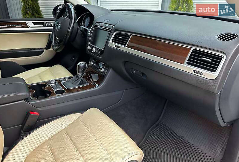 Внедорожник / Кроссовер Volkswagen Touareg 2016 в Киеве