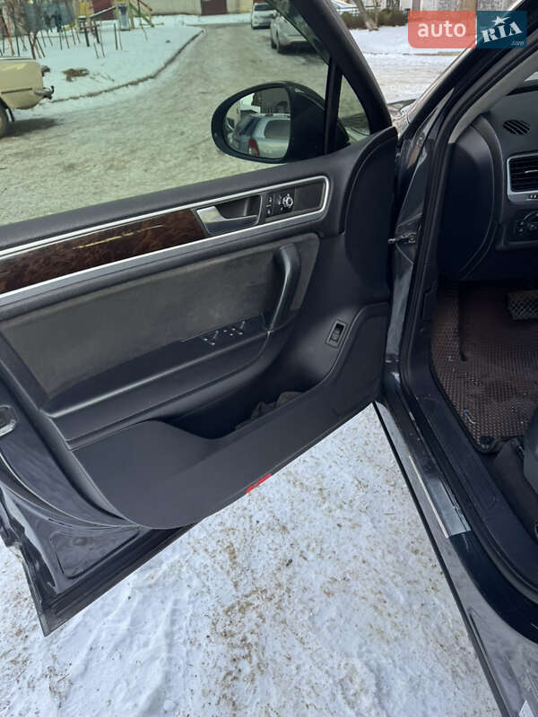 Внедорожник / Кроссовер Volkswagen Touareg 2012 в Полтаве
