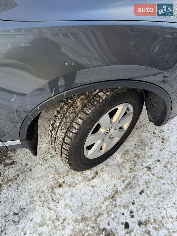 Внедорожник / Кроссовер Volkswagen Touareg 2012 в Полтаве