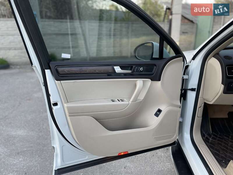 Позашляховик / Кросовер Volkswagen Touareg 2013 в Києві