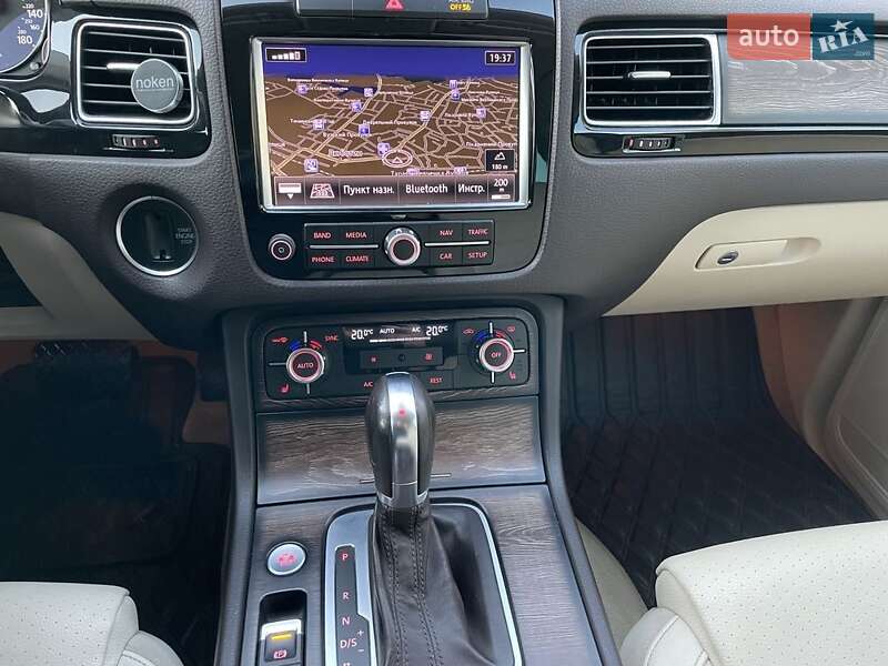 Позашляховик / Кросовер Volkswagen Touareg 2013 в Києві
