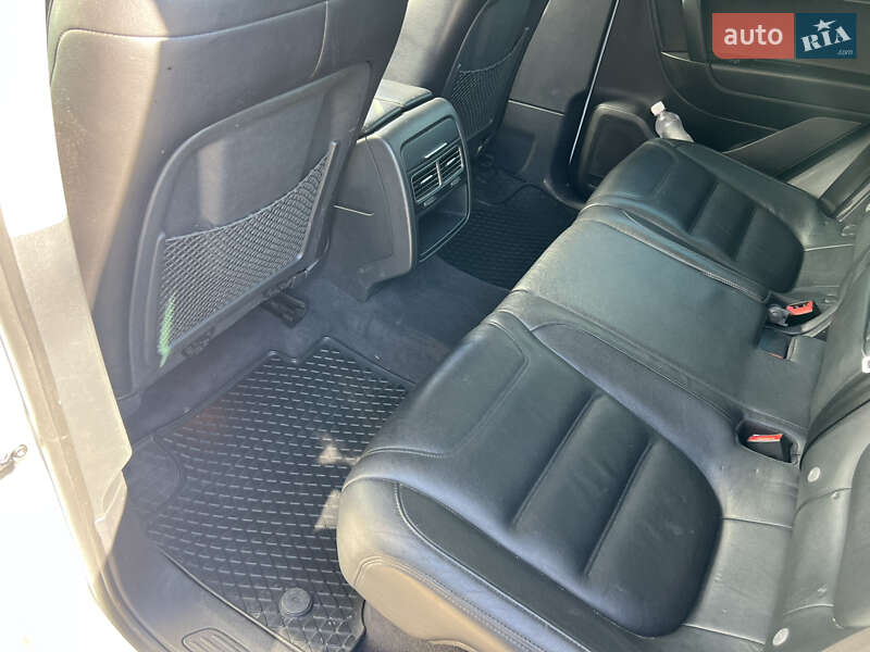 Внедорожник / Кроссовер Volkswagen Touareg 2012 в Тернополе