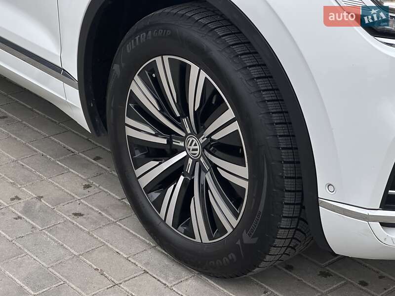 Позашляховик / Кросовер Volkswagen Touareg 2018 в Мукачевому