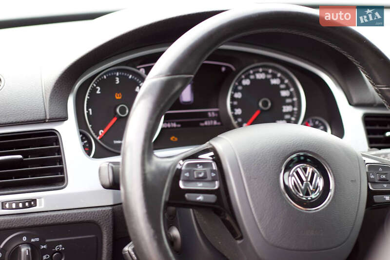 Позашляховик / Кросовер Volkswagen Touareg 2012 в Фастові