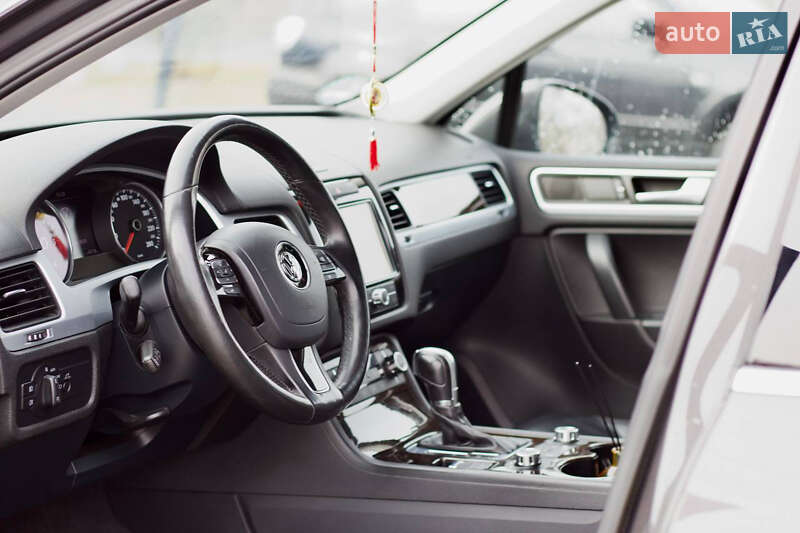 Позашляховик / Кросовер Volkswagen Touareg 2012 в Фастові