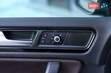 Внедорожник / Кроссовер Volkswagen Touareg 2012 в 