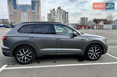 Позашляховик / Кросовер Volkswagen Touareg 2022 в Києві