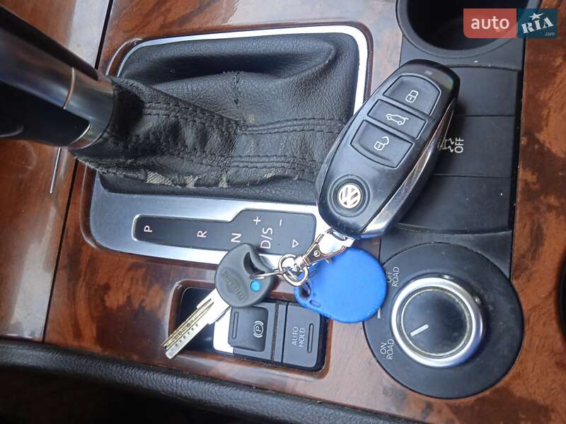 Позашляховик / Кросовер Volkswagen Touareg 2013 в Надвірній