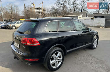 Внедорожник / Кроссовер Volkswagen Touareg 2012 в Киеве