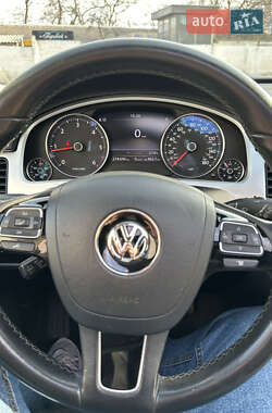 Внедорожник / Кроссовер Volkswagen Touareg 2012 в Киеве