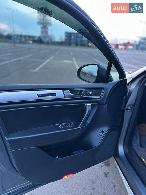 Позашляховик / Кросовер Volkswagen Touareg 2011 в Одесі