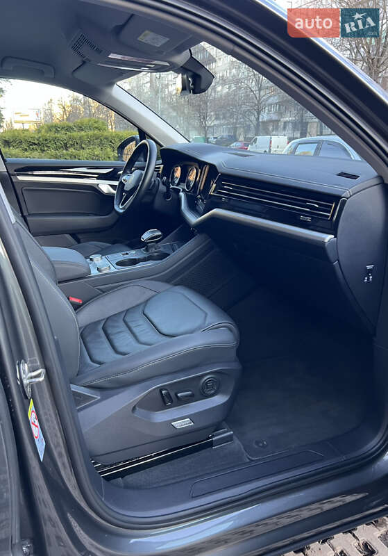 Позашляховик / Кросовер Volkswagen Touareg 2020 в Києві