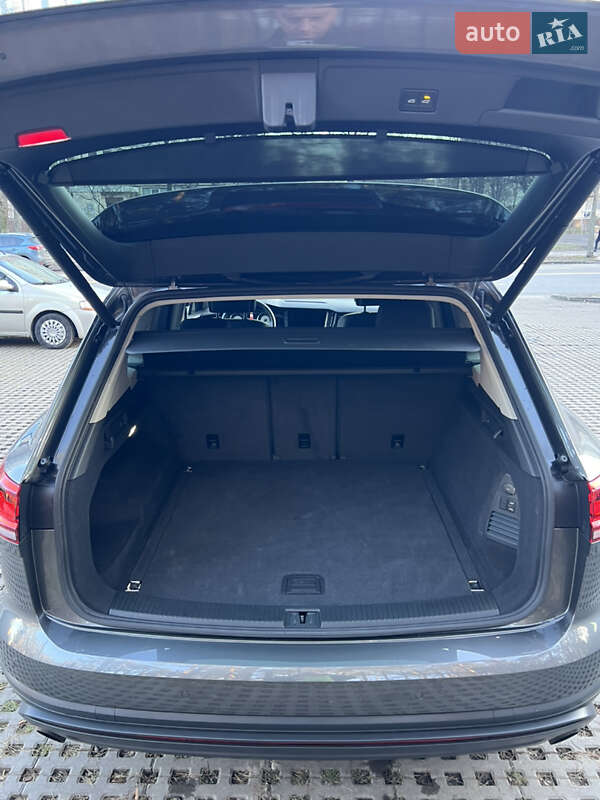 Позашляховик / Кросовер Volkswagen Touareg 2020 в Києві