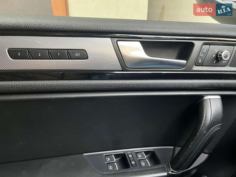 Внедорожник / Кроссовер Volkswagen Touareg 2012 в Хмельницком