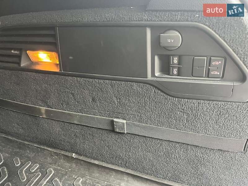 Внедорожник / Кроссовер Volkswagen Touareg 2012 в Хмельницком