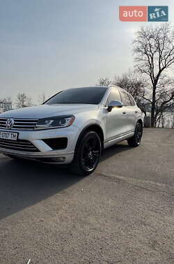 Внедорожник / Кроссовер Volkswagen Touareg 2014 в Днепре