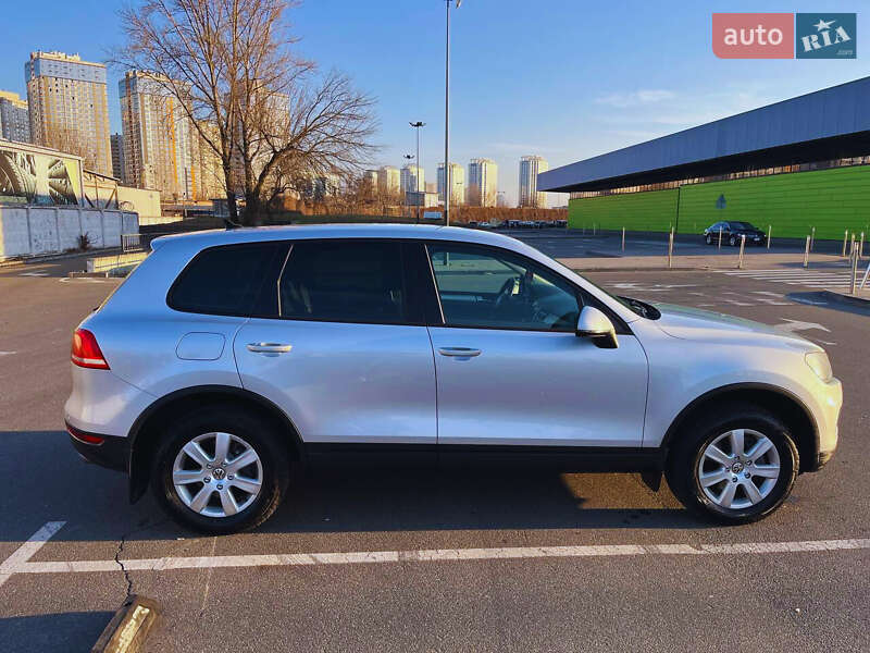 Позашляховик / Кросовер Volkswagen Touareg 2011 в Києві