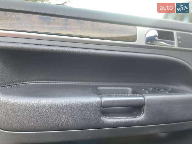 Внедорожник / Кроссовер Volkswagen Touareg 2006 в Новояворовске