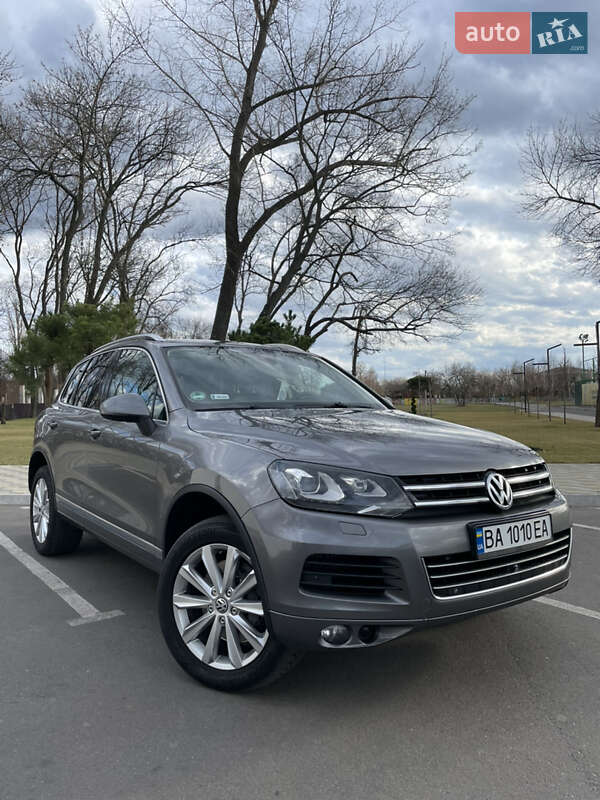 Внедорожник / Кроссовер Volkswagen Touareg 2011 в Александрие