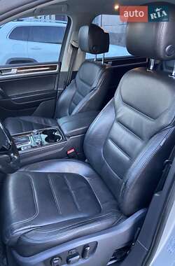 Позашляховик / Кросовер Volkswagen Touareg 2012 в 