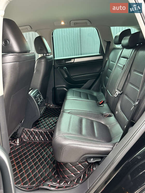 Внедорожник / Кроссовер Volkswagen Touareg 2013 в Полтаве