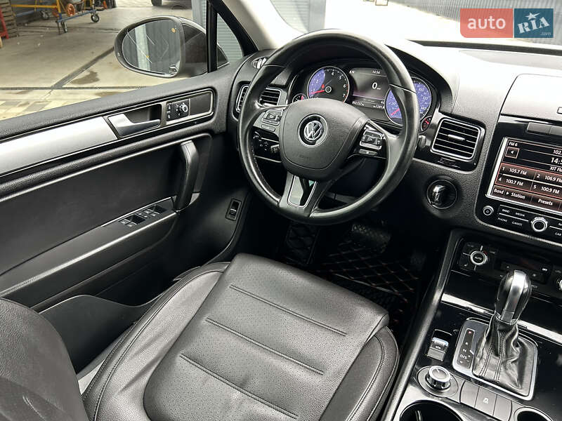 Внедорожник / Кроссовер Volkswagen Touareg 2013 в Полтаве