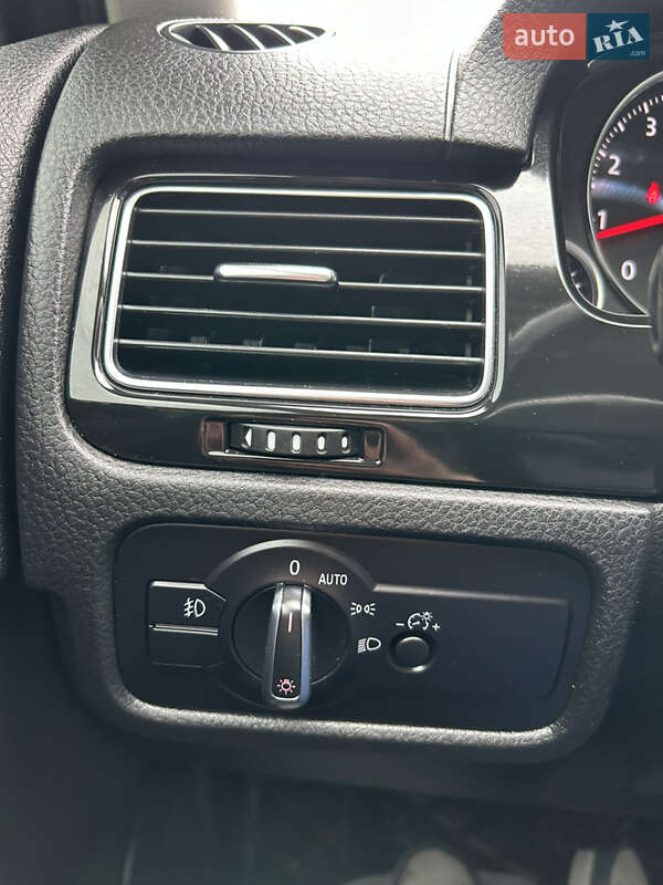 Внедорожник / Кроссовер Volkswagen Touareg 2013 в Полтаве