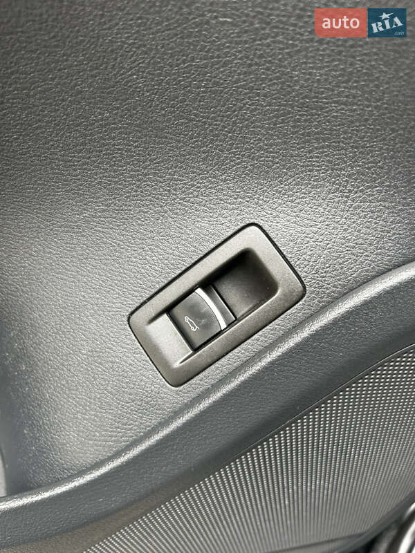 Внедорожник / Кроссовер Volkswagen Touareg 2013 в Полтаве
