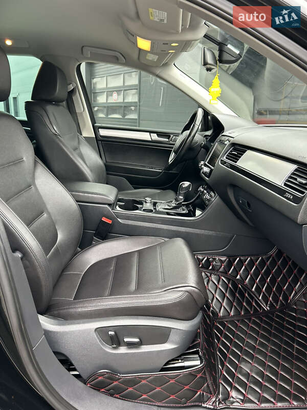 Внедорожник / Кроссовер Volkswagen Touareg 2013 в Полтаве