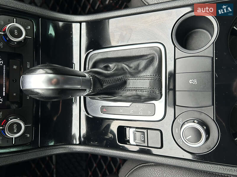 Внедорожник / Кроссовер Volkswagen Touareg 2013 в Полтаве