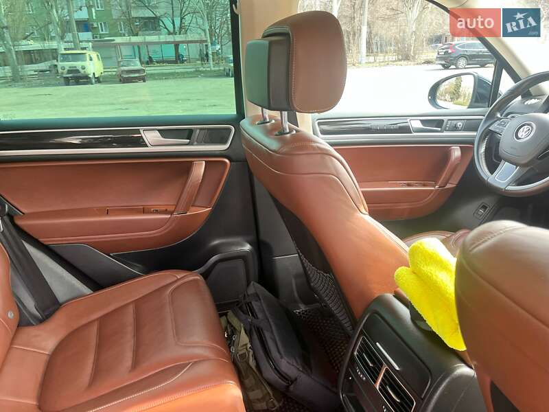 Позашляховик / Кросовер Volkswagen Touareg 2015 в Запоріжжі