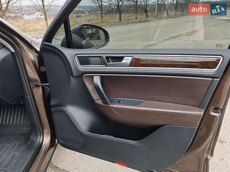 Внедорожник / Кроссовер Volkswagen Touareg 2013 в Харькове